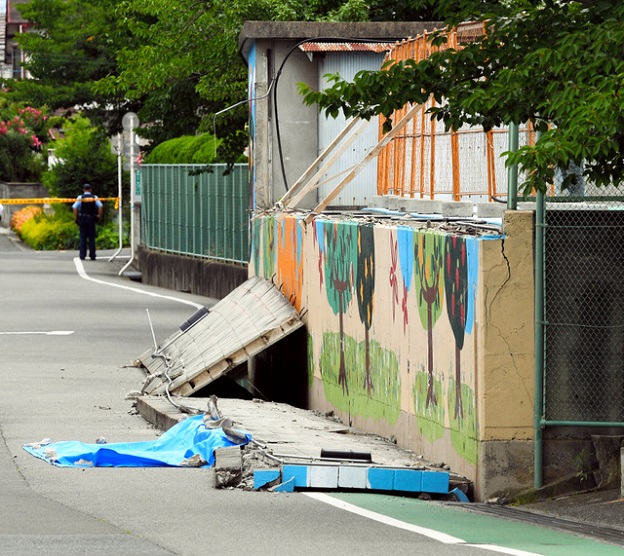 高槻市立寿栄小学校で9歳の女の子1人がプールの壁の崩壊に巻き込まれて死亡